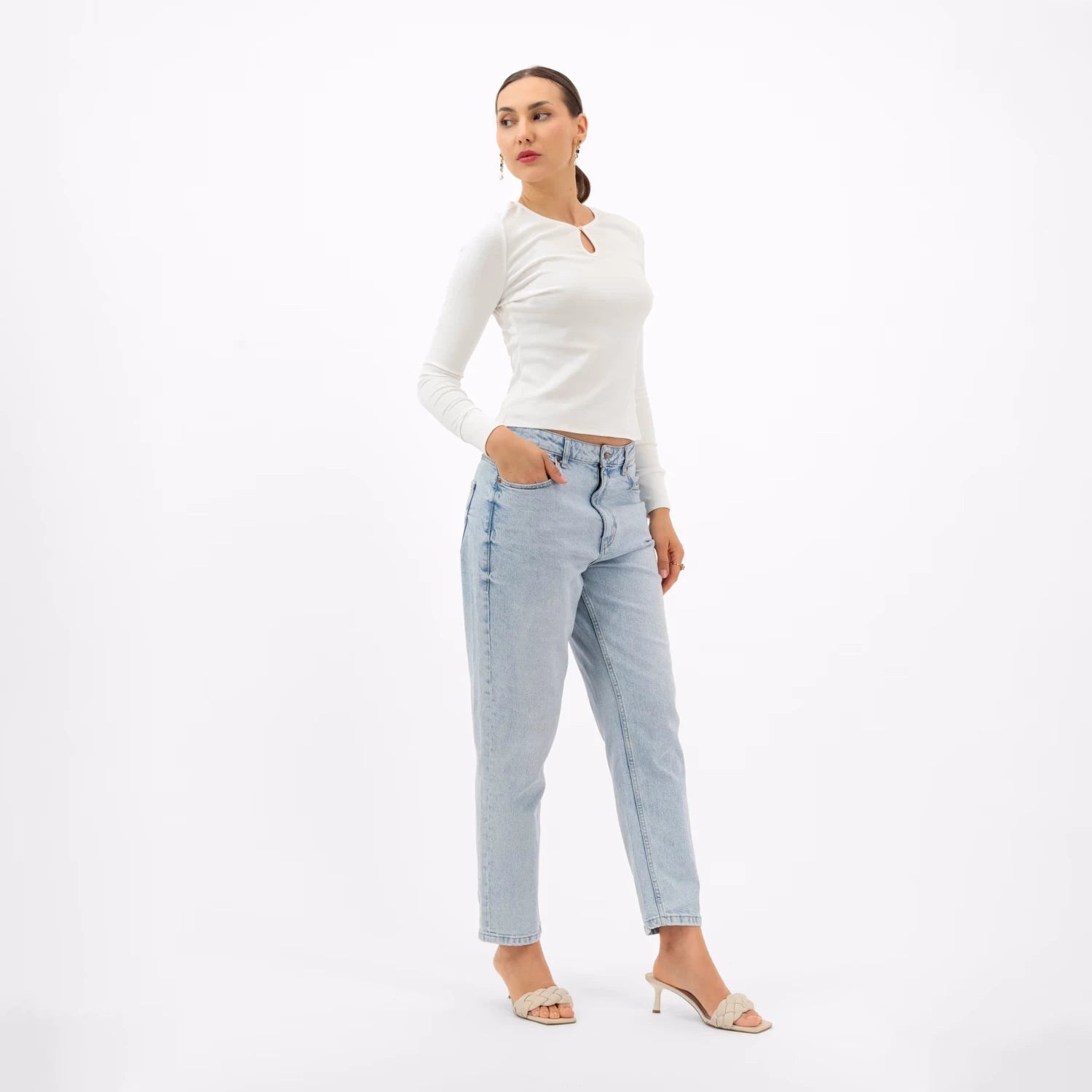 An Old Money inspired look with a simple white top and light-wash jeans.